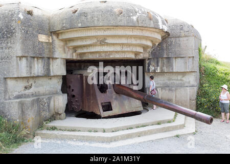 Longues Sur Mer, Francia - 14 agosto 2018: la prima guerra mondiale la batteria di difesa a longues sur mer Foto Stock