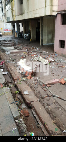 Pune, India - 26 Settembre 2019: un muro crollato al di fuori di un edificio durante le alluvioni in India Foto Stock