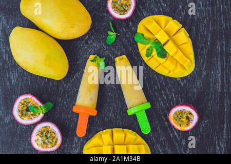 Gelato fatto in casa dal mango e frutto della passione. Possicola Foto Stock