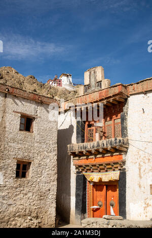 Porte in legno a vecchia moschea sulla sommità di una collina a Leh in Ladakh, India Foto Stock