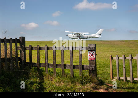 Elica piano su airfield con staccionata in legno e nessun segno di entrata Foto Stock