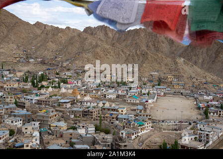 Vista a Leh in Ladakh, India con la preghiera le bandiere Foto Stock