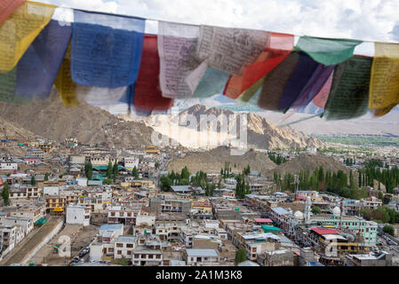 Vista a Leh in Ladakh, India con la preghiera le bandiere Foto Stock