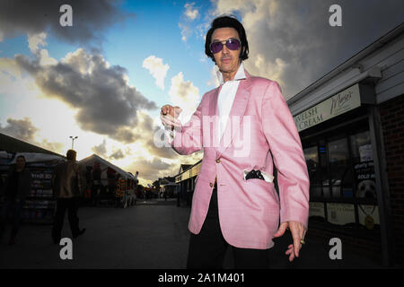 Porthcawl, Wales, Regno Unito. Venerdì 27th, settembre 2019. Sosia di Elvis, Jeff Herman che ha viaggiato dalla North Carolina in America, raffigurato in occasione dell'annuale festival di Elvis in Porthcawl nel Galles del Sud. La manifestazione vede migliaia di persone scendono sulla cittadina balneare di prendere parte nel più grande Elvis festival del suo genere in Europa, per celebrare la vita e la musica del re. Ci sono circa un centinaio di spettacoli ed eventi in oltre 20 sedi in giro per la città tra cui spettacoli dal vivo e concorsi in costume. Credito : Robert Melen/Alamy Live News Foto Stock