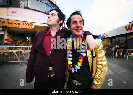 Porthcawl, Wales, Regno Unito. Venerdì 27th, settembre 2019. L'annuale festival di Elvis in Porthcawl nel Galles del Sud. La manifestazione vede migliaia di persone scendono sulla cittadina balneare di prendere parte nel più grande Elvis festival del suo genere in Europa, per celebrare la vita e la musica del re. Ci sono circa un centinaio di spettacoli ed eventi in oltre 20 sedi in giro per la città tra cui spettacoli dal vivo e concorsi in costume. Credito : Robert Melen/Alamy Live News Foto Stock