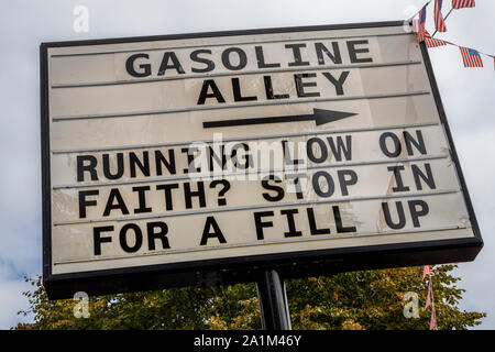 La benzina Alley firmare al 2019 Goodwood, Sussex, Regno Unito. Foto Stock