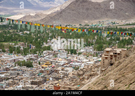 Vista a Leh in Ladakh, India con la preghiera le bandiere Foto Stock