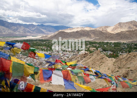 Vista a Leh in Ladakh, India con la preghiera le bandiere Foto Stock