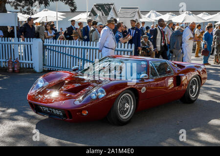 1969 Ford GT MkIII corso auto entra nel paddock di contenimento al 2019 Goodwood, Sussex, Regno Unito. Foto Stock