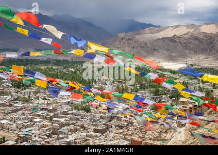 Vista a Leh in Ladakh, India con la preghiera le bandiere Foto Stock