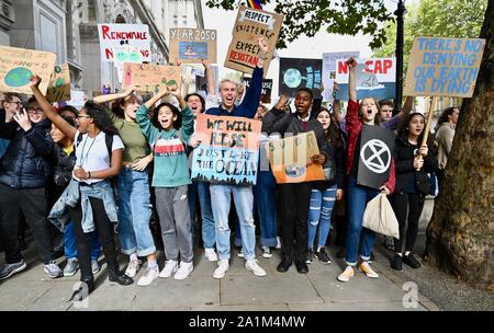 Una nuova ondata di scioperi del clima ha avuto luogo in tutto il mondo.La scuola sciopero 4 Clima, Whitehall, Westminster, London. Regno Unito Foto Stock