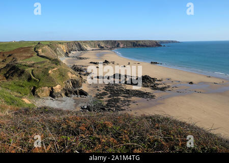 Marloes Sands scogliere, sulla spiaggia, sul mare della costa e del Galles sentiero costiero a bassa marea in autunno sunshine nel settembre del Pembrokeshire, Wales UK KATHY DEWITT Foto Stock