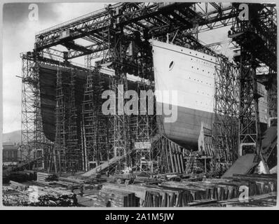 OLYMPIC e titanic - Vista di prua [in costruzione cantiere Ponteggi] Foto Stock