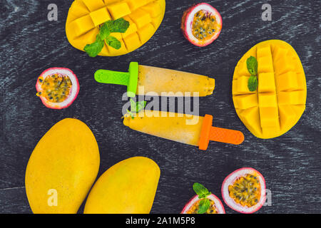 Gelato fatto in casa dal mango e frutto della passione. Possicola Foto Stock