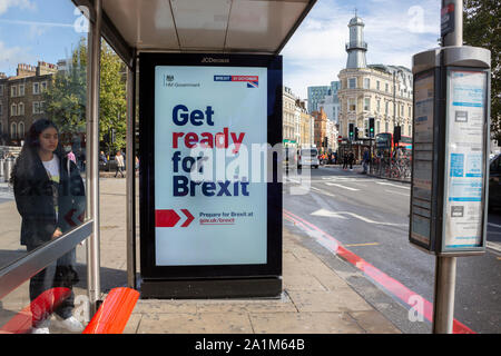 Londra REGNO UNITO. Il 27 settembre 2019. Preparatevi per Brexit HM Governo pubblicità su pensiline. Foto Stock