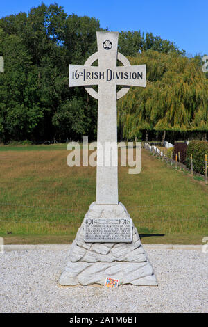 Croce celtica in ricordo del XVI (Irish) divisione che hanno catturato il villaggio di Wijtschate il 7 giugno 1917 a Wytschaete cimitero militare Foto Stock