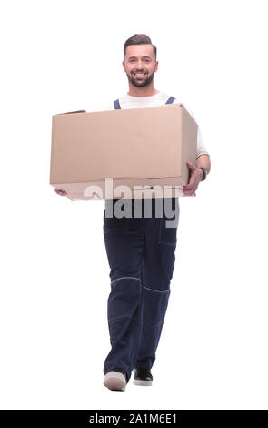 In piena crescita. uomo sorridente porta una grande scatola di cartone Foto Stock