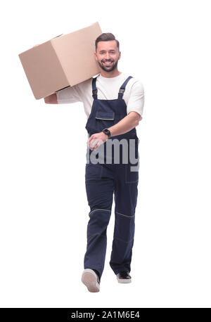 In piena crescita. uomo sorridente porta una grande scatola di cartone Foto Stock