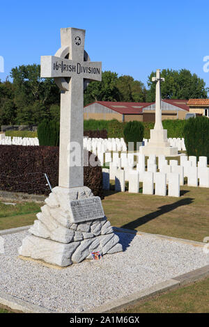 Croce celtica in ricordo del XVI (Irish) divisione che hanno catturato il villaggio di Wijtschate il 7 giugno 1917 a Wytschaete cimitero militare Foto Stock