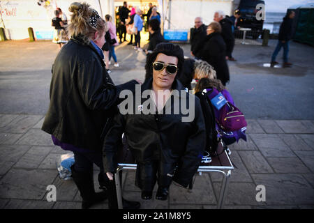 Porthcawl, Wales, Regno Unito. Venerdì 27th, settembre 2019. L'annuale festival di Elvis in Porthcawl nel Galles del Sud. La manifestazione vede migliaia di persone scendono sulla cittadina balneare di prendere parte nel più grande Elvis festival del suo genere in Europa, per celebrare la vita e la musica del re. Ci sono circa un centinaio di spettacoli ed eventi in oltre 20 sedi in giro per la città tra cui spettacoli dal vivo e concorsi in costume. Credito : Robert Melen/Alamy Live News Foto Stock