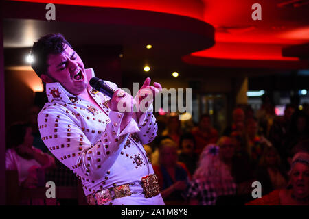 Porthcawl, Wales, Regno Unito. Venerdì 27th, settembre 2019. L'annuale festival di Elvis in Porthcawl nel Galles del Sud. La manifestazione vede migliaia di persone scendono sulla cittadina balneare di prendere parte nel più grande Elvis festival del suo genere in Europa, per celebrare la vita e la musica del re. Ci sono circa un centinaio di spettacoli ed eventi in oltre 20 sedi in giro per la città tra cui spettacoli dal vivo e concorsi in costume. Credito : Robert Melen/Alamy Live News Foto Stock