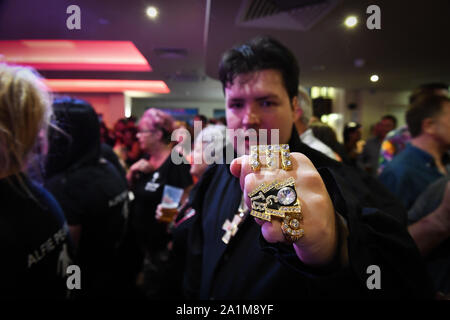 Porthcawl, Wales, Regno Unito. Venerdì 27th, settembre 2019. L'annuale festival di Elvis in Porthcawl nel Galles del Sud. La manifestazione vede migliaia di persone scendono sulla cittadina balneare di prendere parte nel più grande Elvis festival del suo genere in Europa, per celebrare la vita e la musica del re. Ci sono circa un centinaio di spettacoli ed eventi in oltre 20 sedi in giro per la città tra cui spettacoli dal vivo e concorsi in costume. Credito : Robert Melen/Alamy Live News Foto Stock