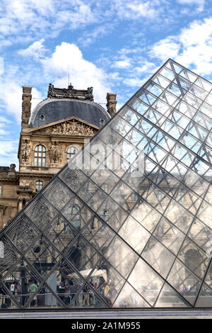 Piramide di vetro e il museo del Louvre, Parigi, Francia Foto Stock