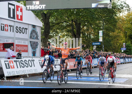 Harrogate, Regno Unito. Il 27 settembre 2019. Nils Eekhoff dei Paesi Bassi è squalificato per la redazione di 2019 UCI Road World Championships Mens U23 corsa su strada. Settembre 27, 2019 Dan-Cooke credito/Alamy Live News Foto Stock