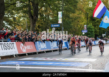 Harrogate, Regno Unito. Il 27 settembre 2019. Riders sprint per la linea nel 2019 UCI Road World Championships Mens U23 corsa su strada. Settembre 27, 2019 Dan-Cooke credito/Alamy Live News Foto Stock