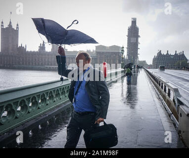 London, Regno Unito . Il 27 settembre, 2019. Londra, Regno Unito. 27 settembre, UK meteo. Heavy Rain è scoppiato il Westminster Bridge questo pomeriggio. Foto di (Ioannis Alexopolos/Alamy Live News). Foto Stock