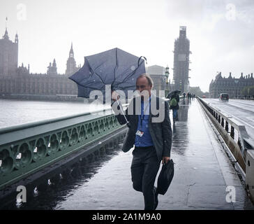 London, Regno Unito . Il 27 settembre, 2019. Londra, Regno Unito. 27 settembre, UK meteo. Heavy Rain è scoppiato il Westminster Bridge questo pomeriggio. Foto di (Ioannis Alexopolos/Alamy Live News). Foto Stock