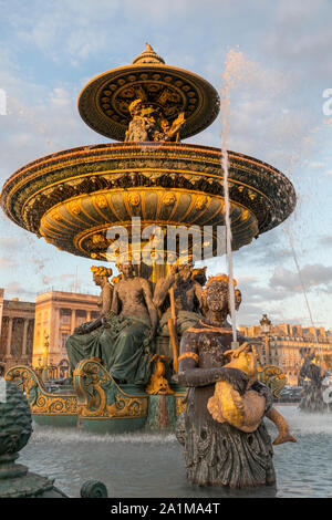 La fontana sud raffigurata qui commemora il commercio marittimo e industria della Francia, Parigi, Francia. Progettato da Jacques Ignace Hittorff Foto Stock