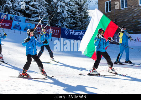 Bansko, Bulgaria - Dicembre, 12, 2015: Apertura di una nuova stagione sciistica 2015-2016 a Bansko, Bulgaria. I piccoli sciatori in pendenza Foto Stock