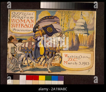 Programma ufficiale - Donna suffragio processione, Washington D.C. Marzo 3, 1913. Coperchio del programma per la National American il suffragio femminile associazione processione, che mostra una donna in costume elaborato, con capo, soffiando long horn, dal quale viene posato un voti per le donne banner, sul cavallo decorata, con gli Stati Uniti Capitol in background.; Foto Stock