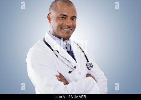 Ritratto di medico maschio con uno stetoscopio attorno al collo. Foto Stock