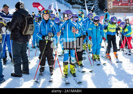 Bansko, Bulgaria - Dicembre, 12, 2015: giovani sciatori in apertura di una nuova stagione sciistica 2015-2016 a Bansko resort, Bulgaria Foto Stock