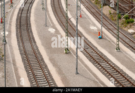 Vista aerea da un ponte sulla ferrovia curvo le vie che portano alla stazione Foto Stock