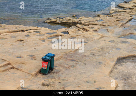 Due scomparti cestino in pubblico Malta beach city Sliema Foto Stock