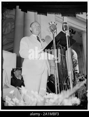 Ohio la speranza per la presidenza rende omaggio alle vittime della guerra presso il Memorial Day riti. Washington, 30 maggio. Con Washington leader della nazione nel rispetto del Memorial Day e il Cimitero Nazionale di Arlington dove il corpo del soldato sconosciuto si trova in centro di attività oggi, Sen. Robert Taft, repubblicani di Ohio, è il principale oratore a servizi presso l'anfiteatro vi Foto Stock