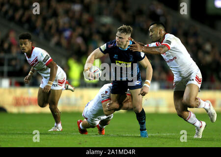 Il Wigan Warriors George Williams ges affrontato da Saint Helens Jonny Lomax e Saint Helens Zeb Taia durante il Betfred Super League Semi-Final al totalmente Wicked Stadium, St Helens. Foto Stock