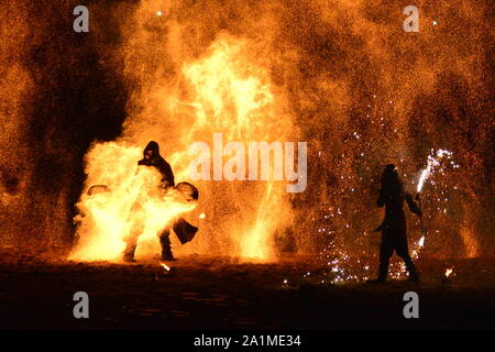 La produzione di Pyronix ha allestito una mostra pirotecnica medievale piena di battaglie, giocolieri e manipolazione del fuoco sulla spiaggia al festival annuale Arts by the Sea Visual and Performing Arts che si tiene nella città della costa meridionale di Bournemouth, Dorset, Regno Unito, 27th settembre 2019. Foto Stock