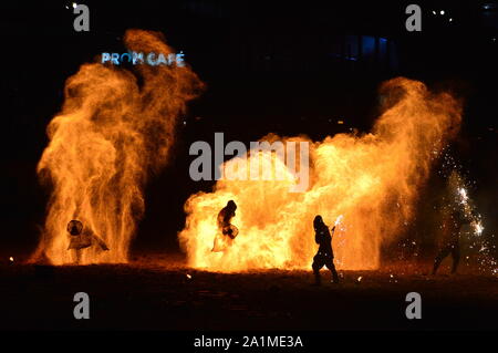 La produzione di Pyronix ha allestito una mostra pirotecnica medievale piena di battaglie, giocolieri e manipolazione del fuoco sulla spiaggia al festival annuale Arts by the Sea Visual and Performing Arts che si tiene nella città della costa meridionale di Bournemouth, Dorset, Regno Unito, 27th settembre 2019. Foto Stock