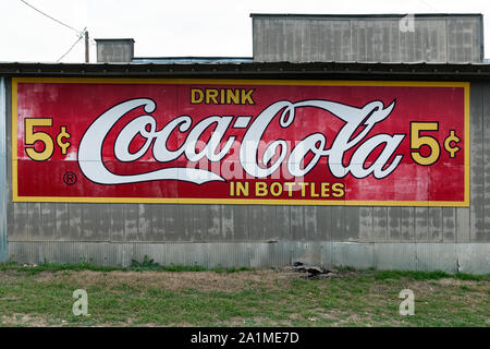 Il vecchio segno Coca-Cola su un edificio in una tubazione Creek, una piccola comunità in Bandera County, Texas Foto Stock