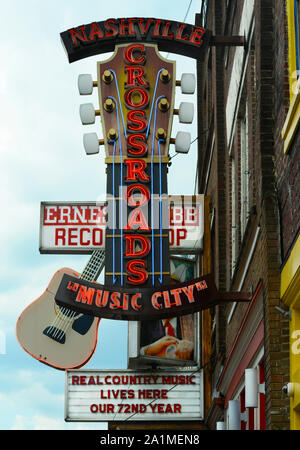 Insegne al neon riempire il quartiere di intrattenimento a Nashville, nel Tennessee Foto Stock