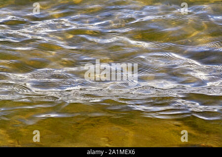 Bellissimo lago di acque con morbide ondulazioni sulla superficie Foto Stock