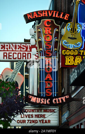 Insegne al neon riempire il quartiere di intrattenimento a Nashville, nel Tennessee Foto Stock