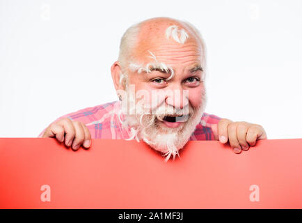 Barbiere. Senior uomo barbuto luogo annuncio su banner. Felice uomo maturo con piume capelli grigi. Annuncio. Spazio copia placare le informazioni. Hai bisogno di aiuto. hairloss concetto. Foto Stock