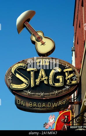 Una scritta al neon a forma di chitarra e cappello da cowboy sopra l'ingresso allo stadio bar e luogo in cui ascoltare musica di Nashville, Tennessee, Stati Uniti d'America Foto Stock