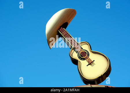 Una scritta al neon a forma di chitarra e cappello da cowboy sopra l'ingresso allo stadio bar e luogo in cui ascoltare musica di Nashville, Tennessee, Stati Uniti d'America Foto Stock