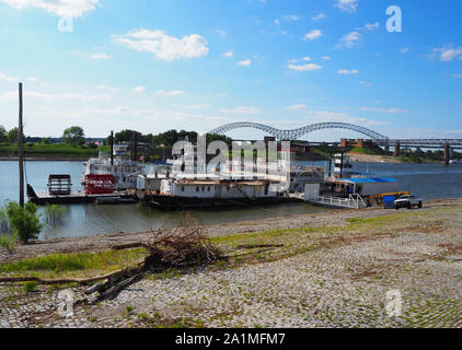 Vecchio e riversboats e alcuni rimossi paddlewheels accanto alla riva del fiume Mississippi con il Hernando De Soto ponte in Memphis, TN n la BAC Foto Stock